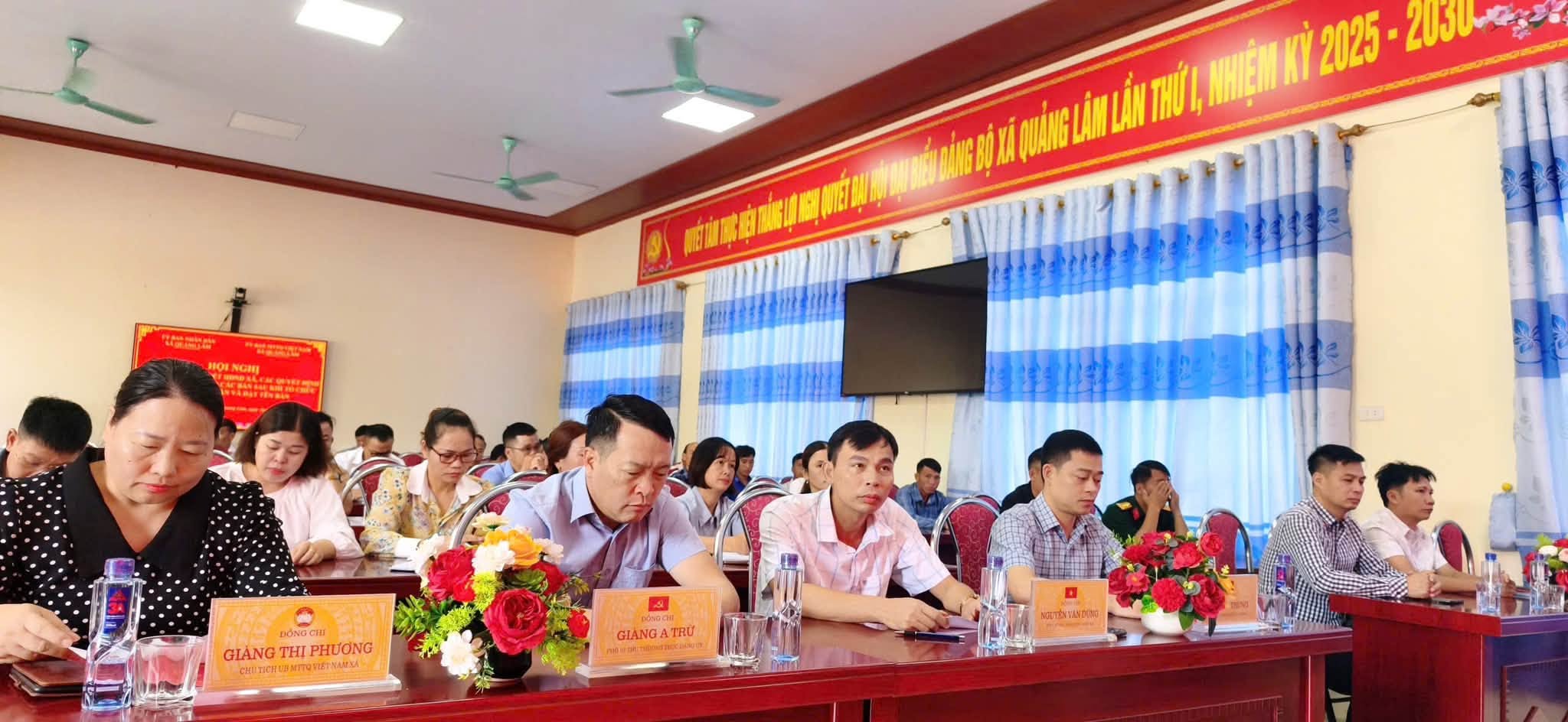 UBND XÃ QUẢNG LÂM PHỐI HỢP VỚI ỦY BAN MTTQ VIỆT NAM XÃ TỔ CHỨC HỘI NGHỊ CÔNG BỐ NGHỊ QUYẾT HĐND XÃ, CÁC QUYẾT ĐỊNH GIAO NHIỆM VỤ CHO CÁC BẢN SAU KHI TỔ CHỨC SẮP XẾP LẠI BẢN VÀ ĐẶT TÊN BẢN