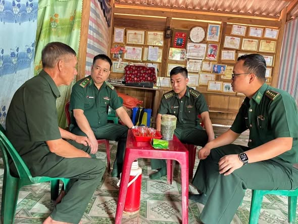ĐỒN BIÊN PHÒNG NA CÔ SA TỔ CHỨC THĂM, TẶNG QUÀ GIA ĐÌNH CHÍNH SÁCH DỊP 27/7