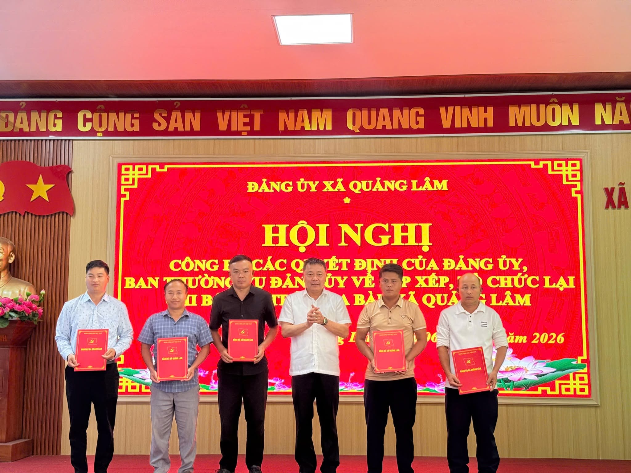 ĐẢNG ỦY XÃ QUẢNG LÂM TỔ CHỨC HỘI NGHỊ CÔNG BỐ CÁC QUYẾT ĐỊNH CỦA ĐẢNG ỦY, BAN THƯỜNG VỤ ĐẢNG ỦY VỀ SẮP XẾP, TỔ CHỨC LẠI CHI BỘ BẢN TRÊN ĐỊA BÀN XÃ QUẢNG LÂM