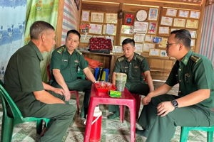 ĐỒN BIÊN PHÒNG NA CÔ SA TỔ CHỨC THĂM, TẶNG QUÀ GIA ĐÌNH CHÍNH SÁCH DỊP 27/7