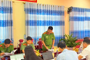 THƯỜNG TRỰC ĐẢNG ỦY XÃ QUẢNG LÂM LÀM VIỆC VỚI CHI BỘ CÔNG AN XÃ
